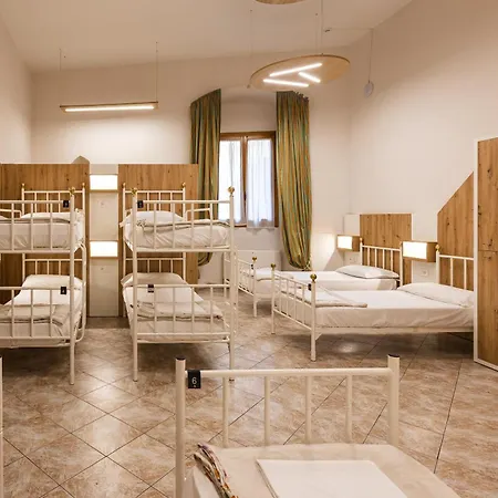 Hostel Archi Rossi *