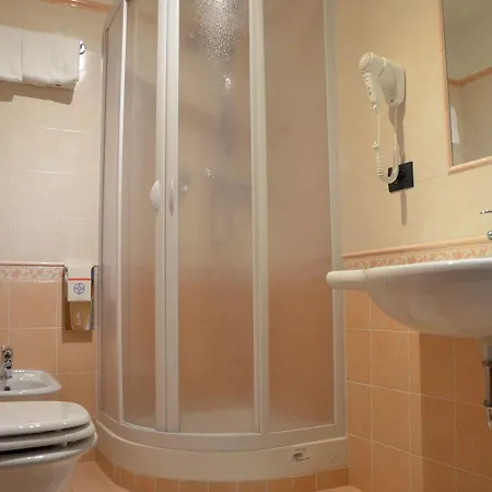 شباب آرشي روسي *