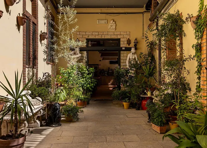 Archi Rossi Hostel *